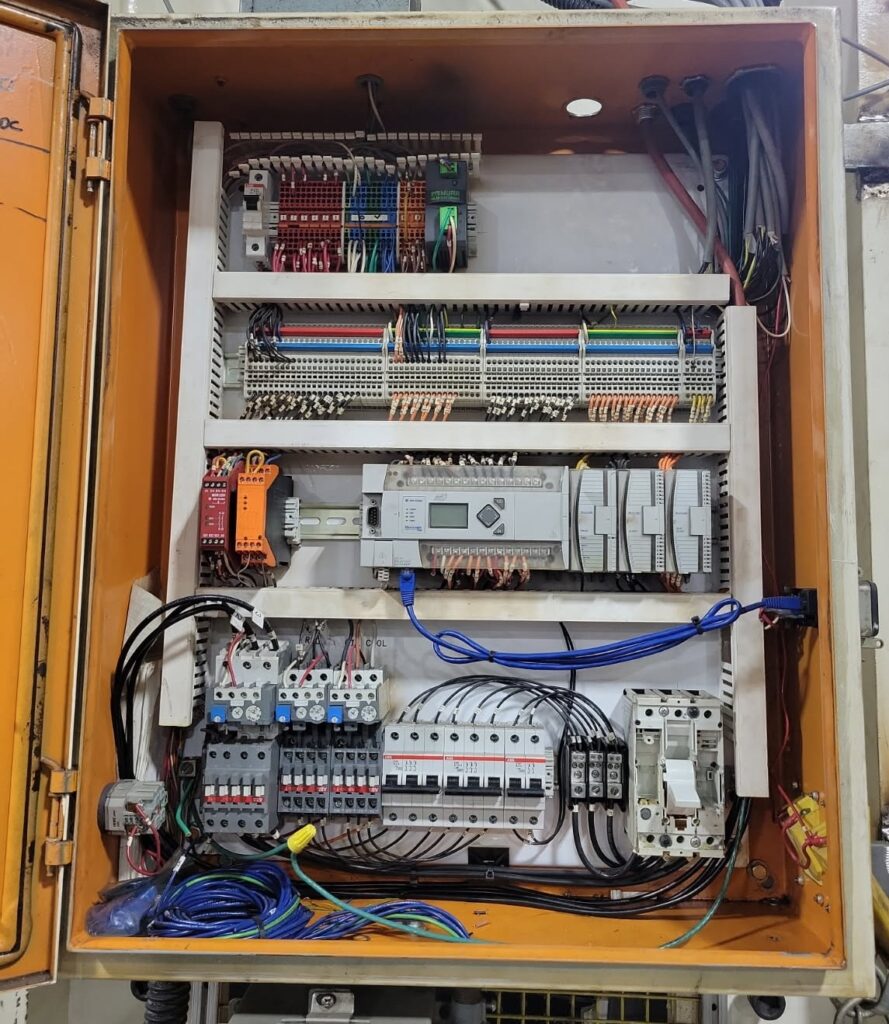 98 Ton Magnum Hydraulic Press Control Enclosure Open - Press For Sale
